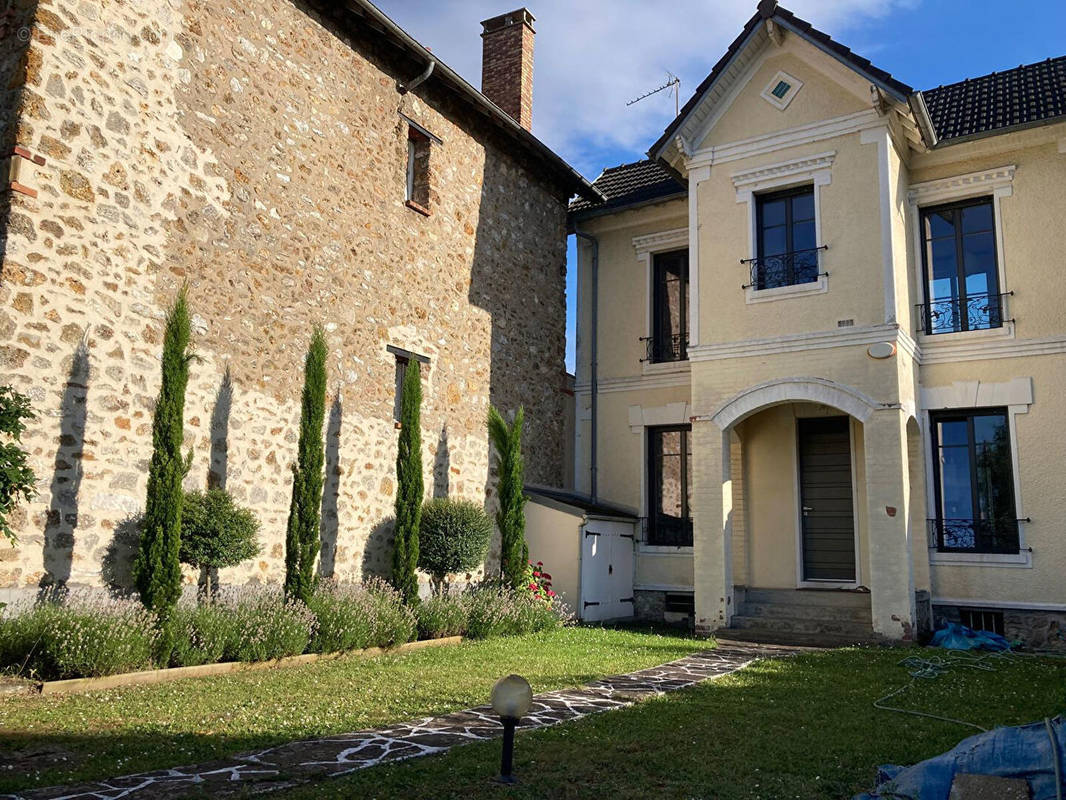 Maison à LE MESNIL-LE-ROI