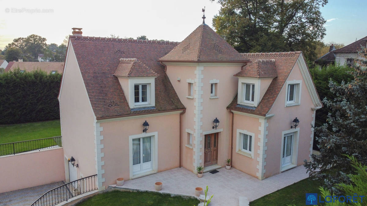 Maison à LA QUEUE-LES-YVELINES