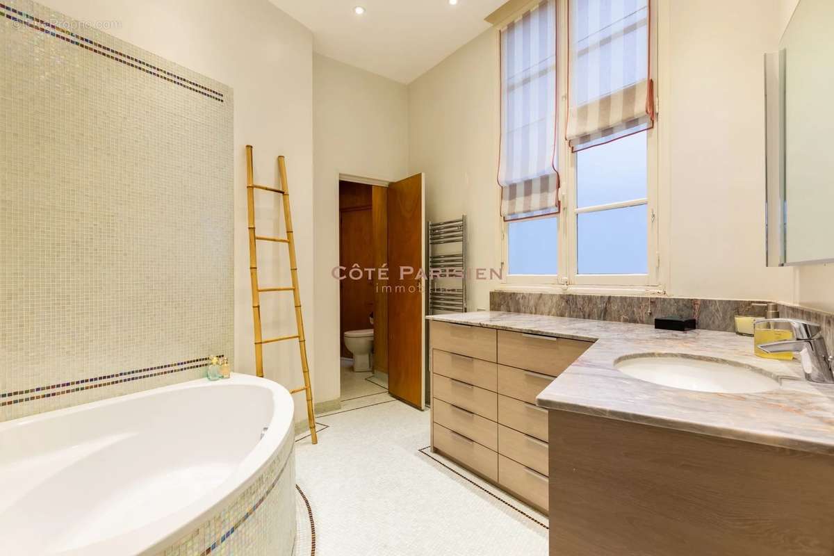 Appartement à PARIS-16E