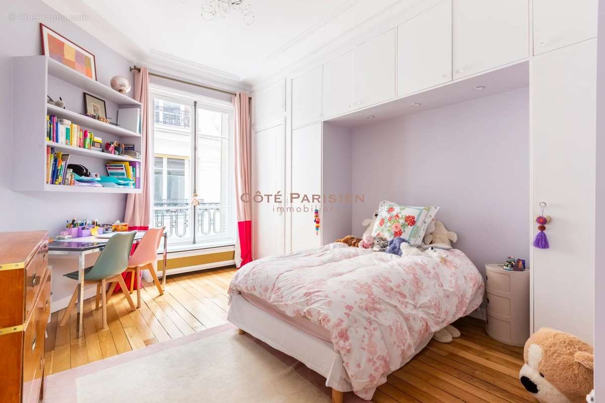 Appartement à PARIS-16E