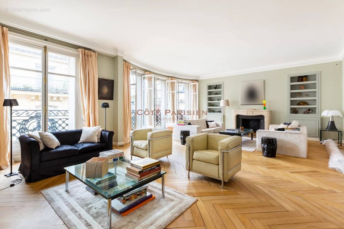 Appartement à PARIS-16E