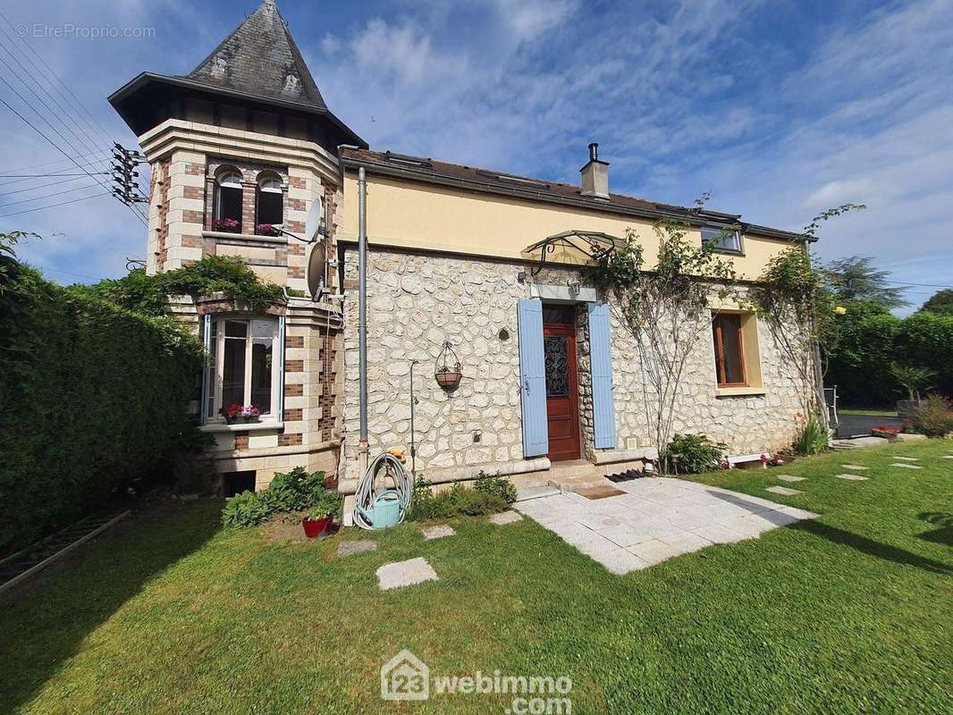 Découvrez le charme exceptionnel de cette maison familiale au c½ur de Bourron-Marlotte ! - Maison à FONTAINEBLEAU