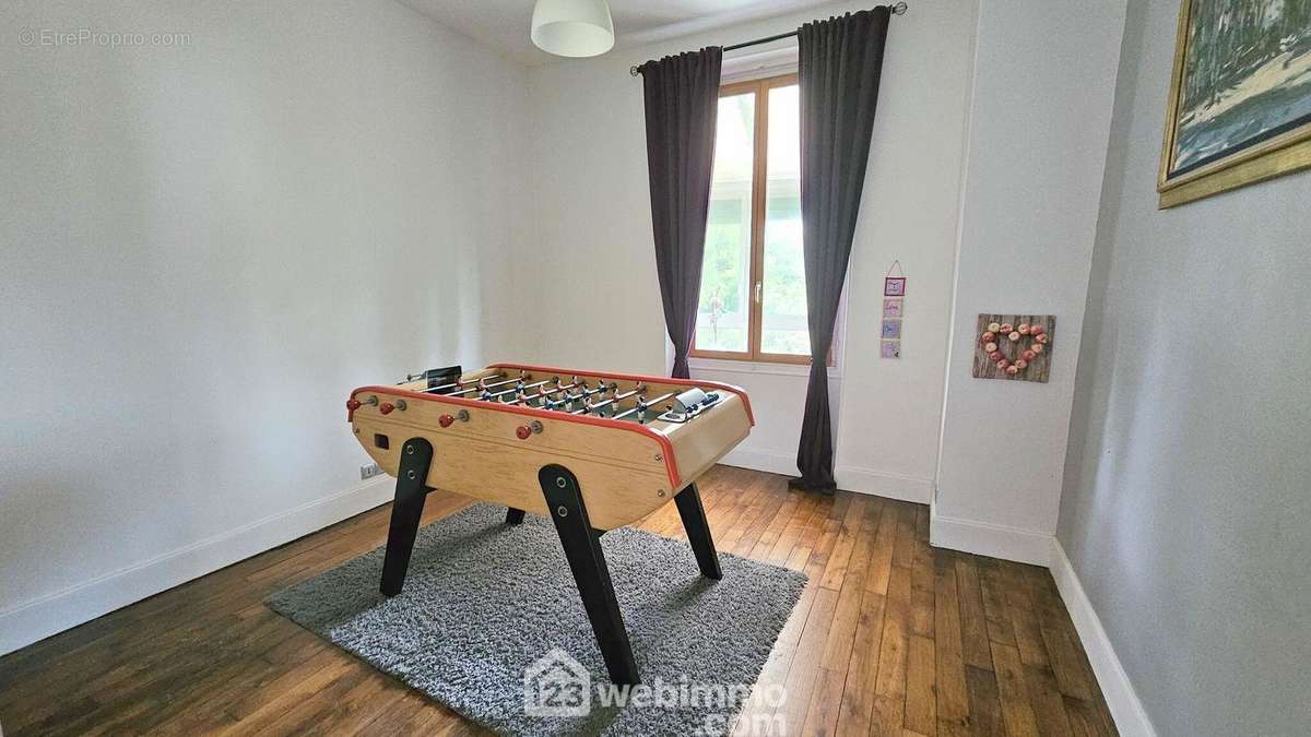 Au RDC, une chambre de 13,54 m² toute parquetée. - Maison à MALESHERBES