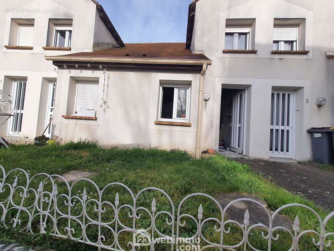 Venez découvrir cet appartement duplex avec un jardinet et une place de parking ! - Appartement à MONTCOURT-FROMONVILLE