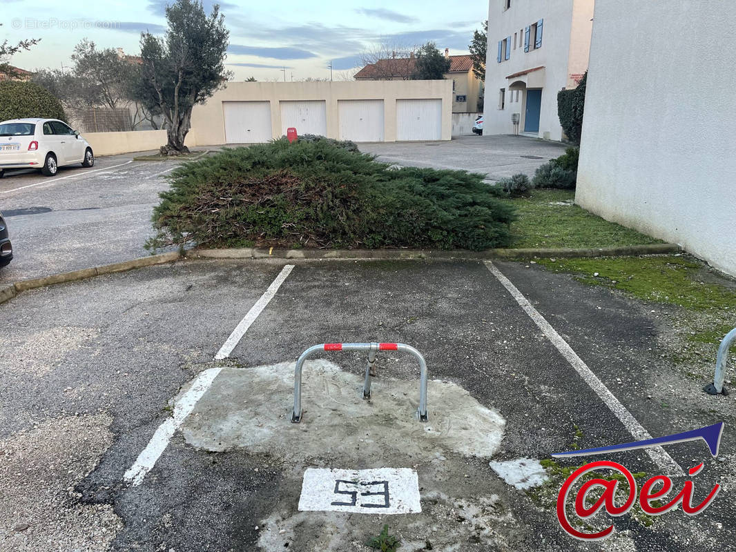 Parking à SIX-FOURS-LES-PLAGES