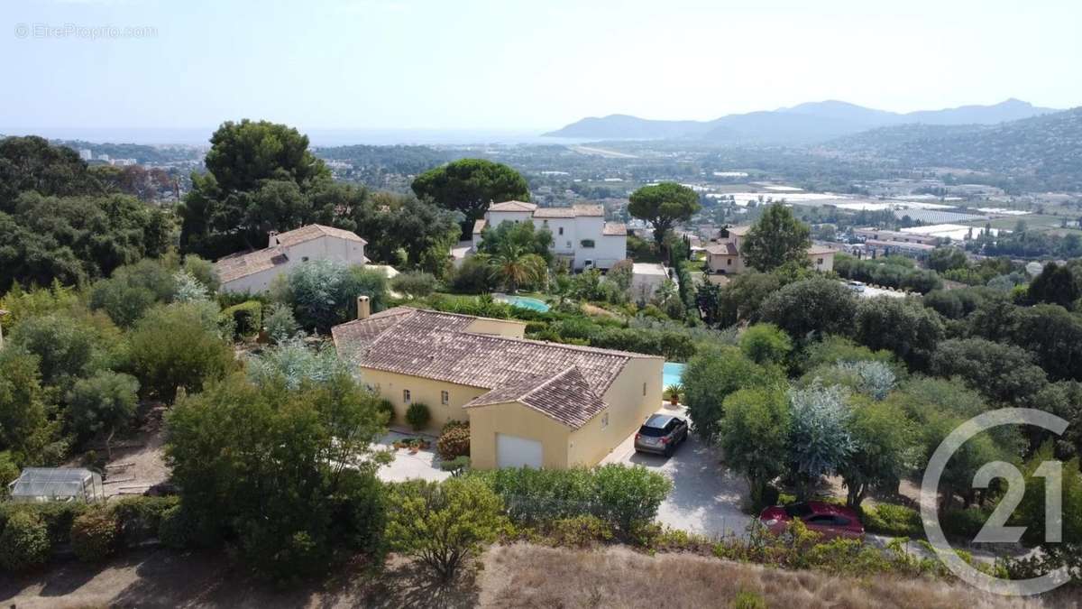 Maison à LA ROQUETTE-SUR-SIAGNE