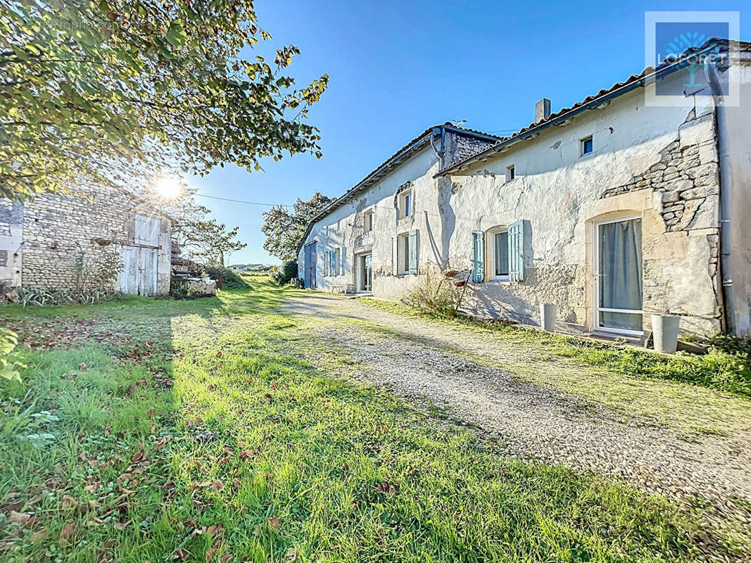 Maison à MONTENDRE