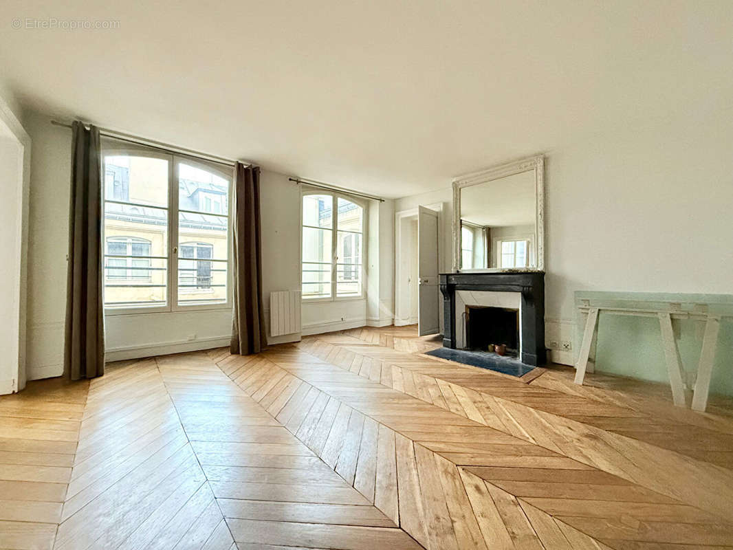 Appartement à PARIS-1E