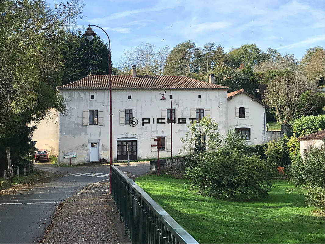 Maison à JAVERLHAC-ET-LA-CHAPELLE-SAINT-ROBERT