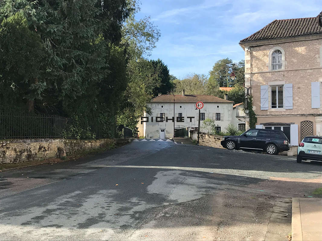 Maison à JAVERLHAC-ET-LA-CHAPELLE-SAINT-ROBERT