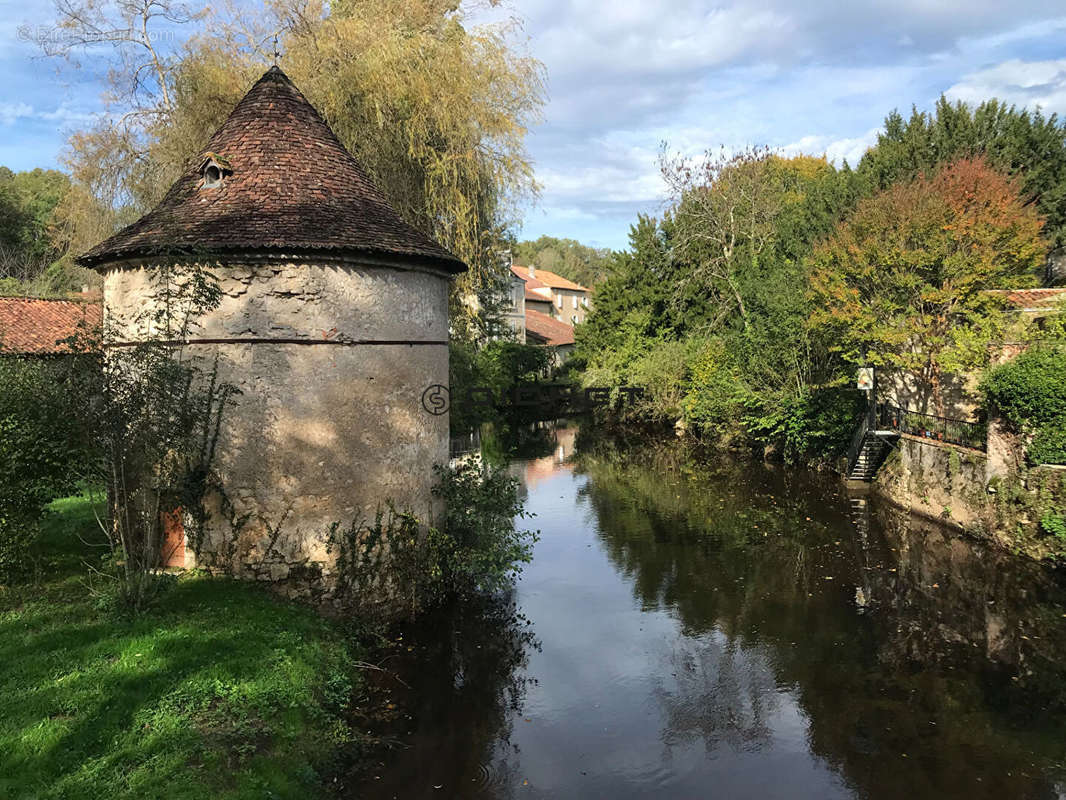 Maison à JAVERLHAC-ET-LA-CHAPELLE-SAINT-ROBERT