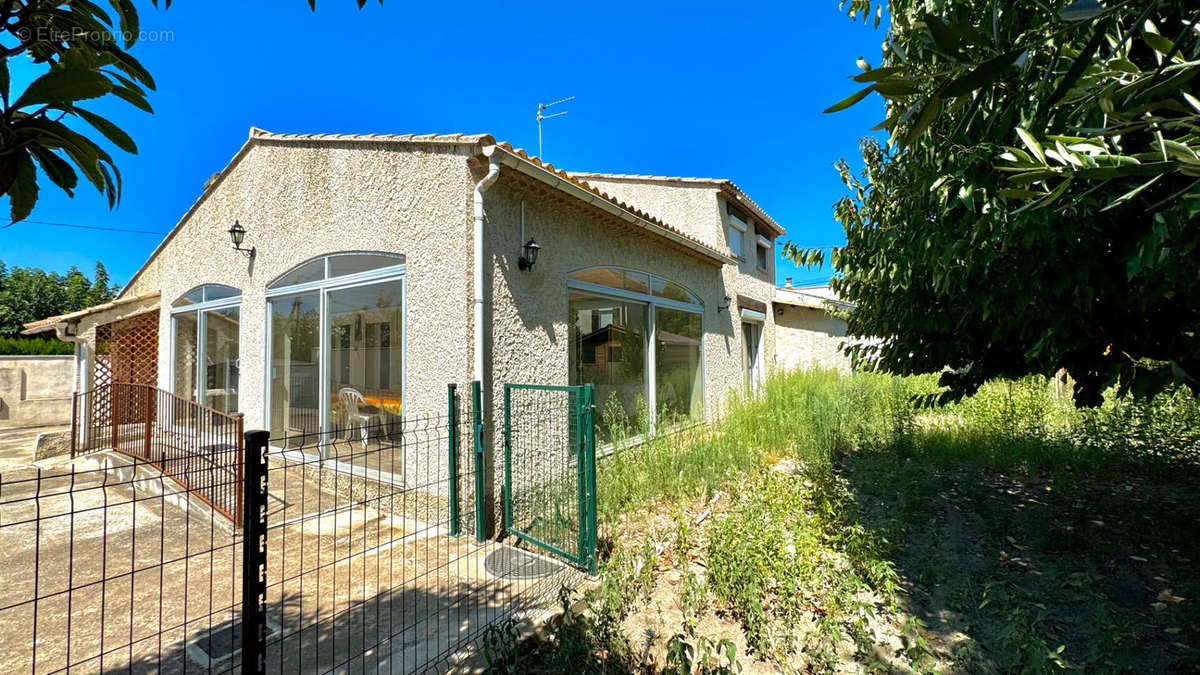 Maison à ENTRAIGUES-SUR-LA-SORGUE