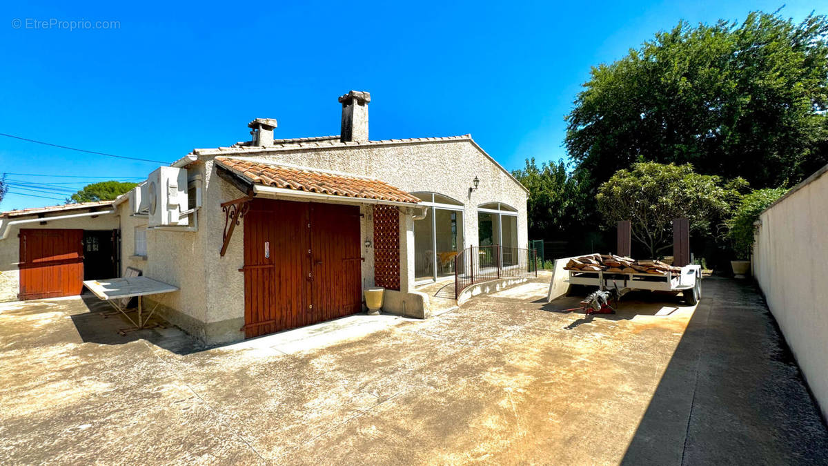 Maison à ENTRAIGUES-SUR-LA-SORGUE