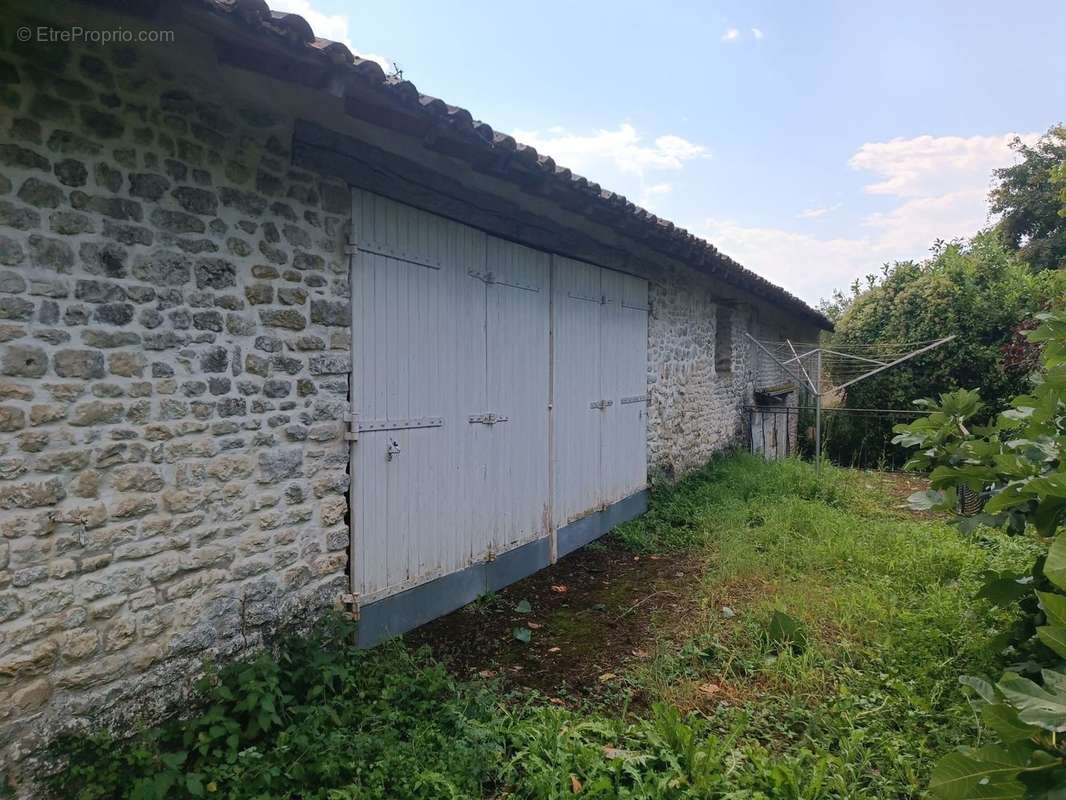 Maison à CHAMPDENIERS-SAINT-DENIS