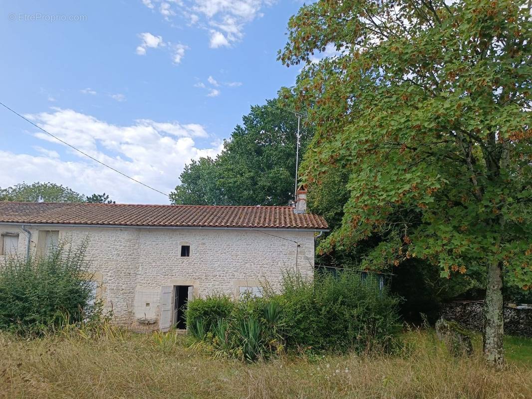 Maison à CHAMPDENIERS-SAINT-DENIS