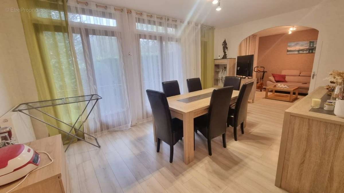 Appartement à LE CHAMBON-FEUGEROLLES