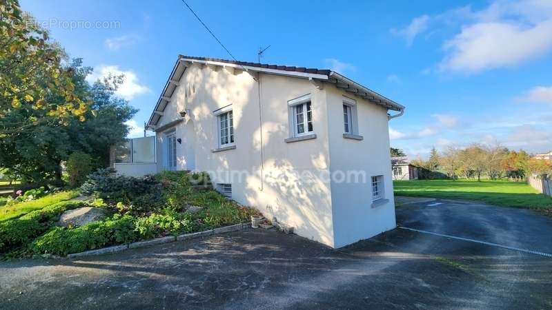 Maison à MONCOUTANT