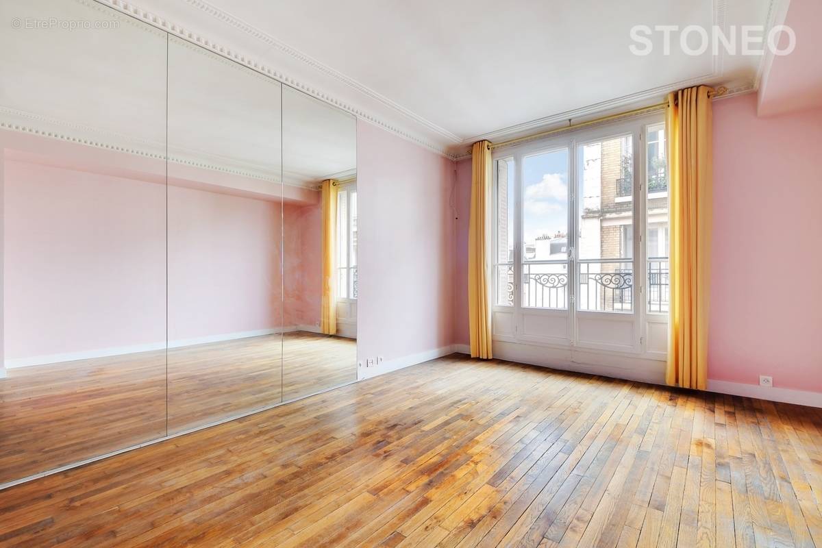 Appartement à PARIS-16E