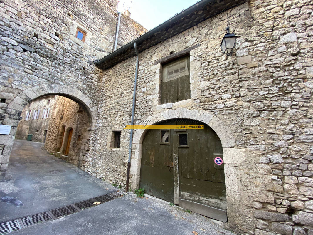 Parking à CHATEAUNEUF-DU-RHONE