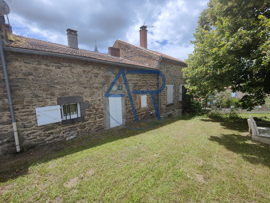 Maison à SAINT-BEAUZIRE