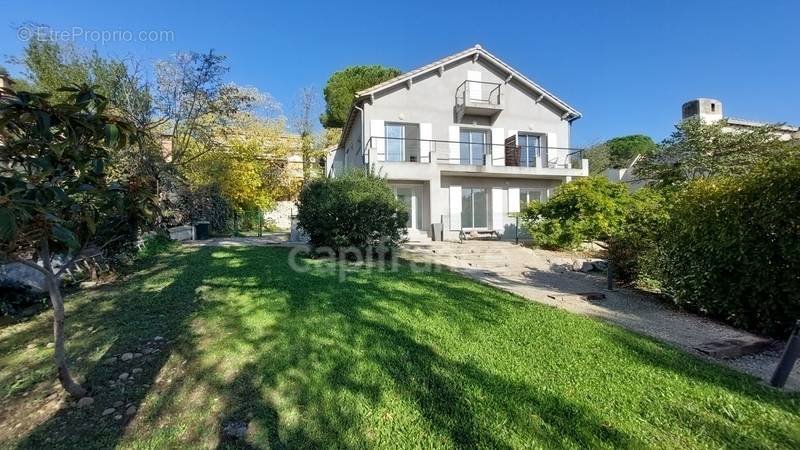 Appartement à VILLENEUVE-LES-AVIGNON