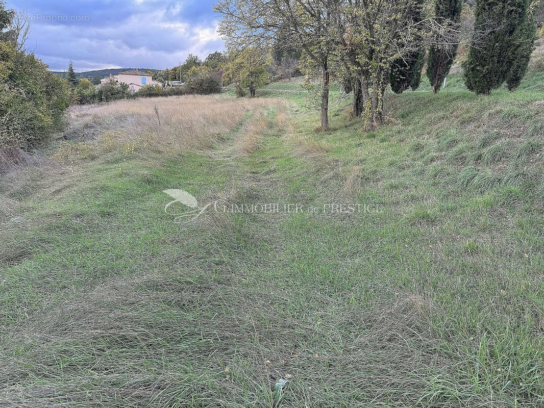 Terrain à MONIEUX