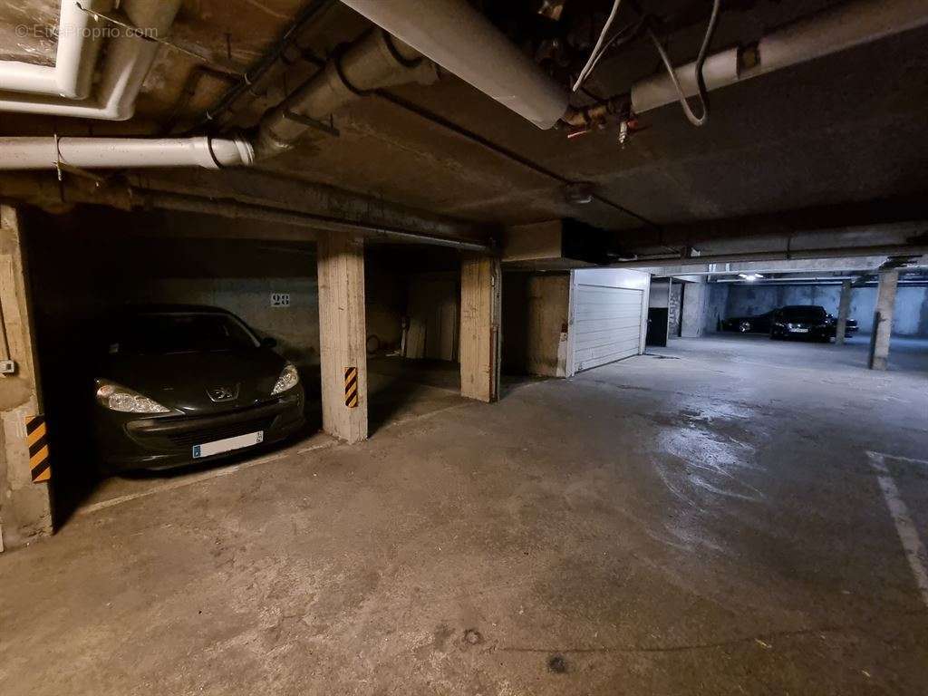 Parking à PARIS-15E