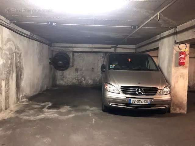 Parking à PARIS-9E