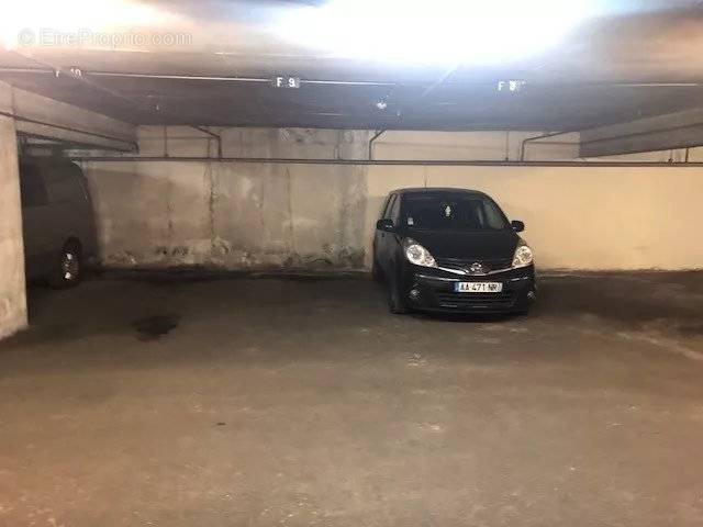 Parking à PARIS-9E