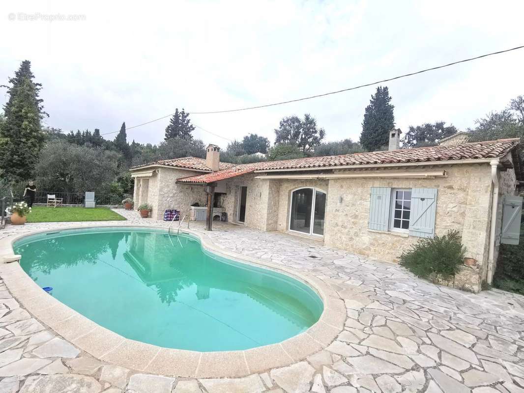 Maison à CHATEAUNEUF-GRASSE