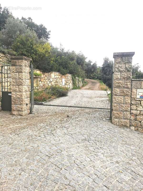 Maison à CHATEAUNEUF-GRASSE