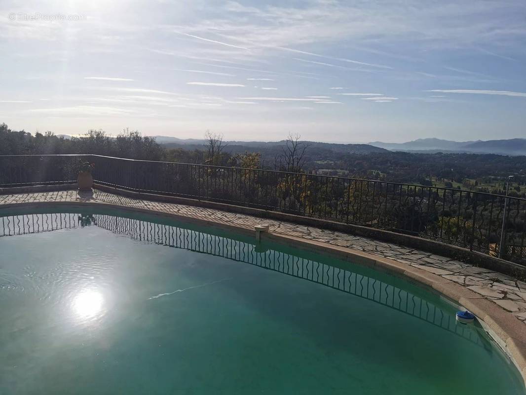 Maison à CHATEAUNEUF-GRASSE