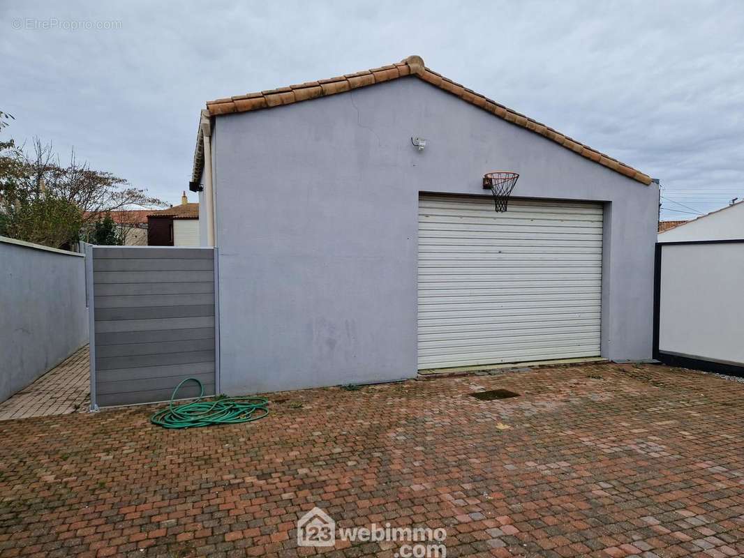 Garage indépendant : 40 m² - Maison à LA ROCHE-SUR-YON