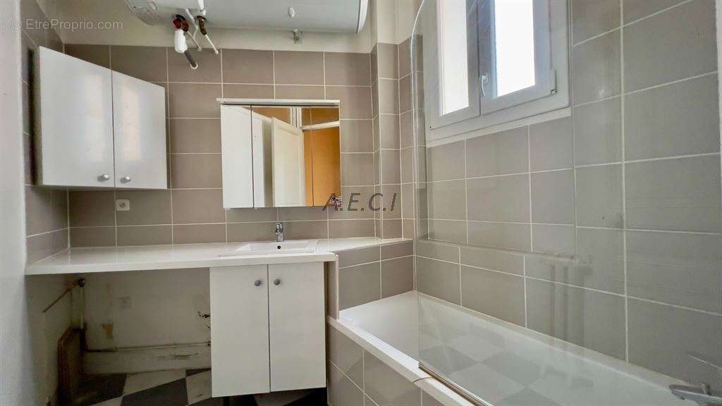 Appartement à COURBEVOIE