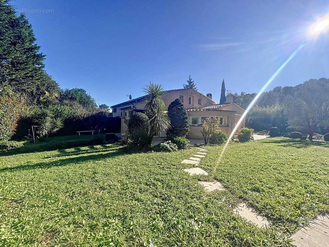 Appartement à MOUGINS