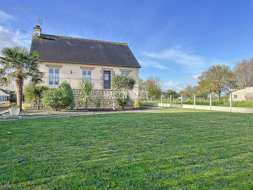 Maison à SAINT-BROLADRE