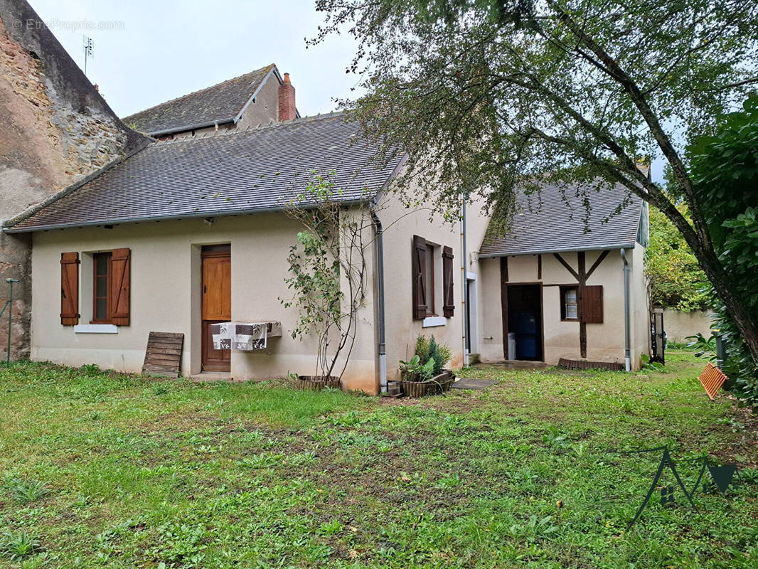 Maison à AINAY-LE-CHATEAU