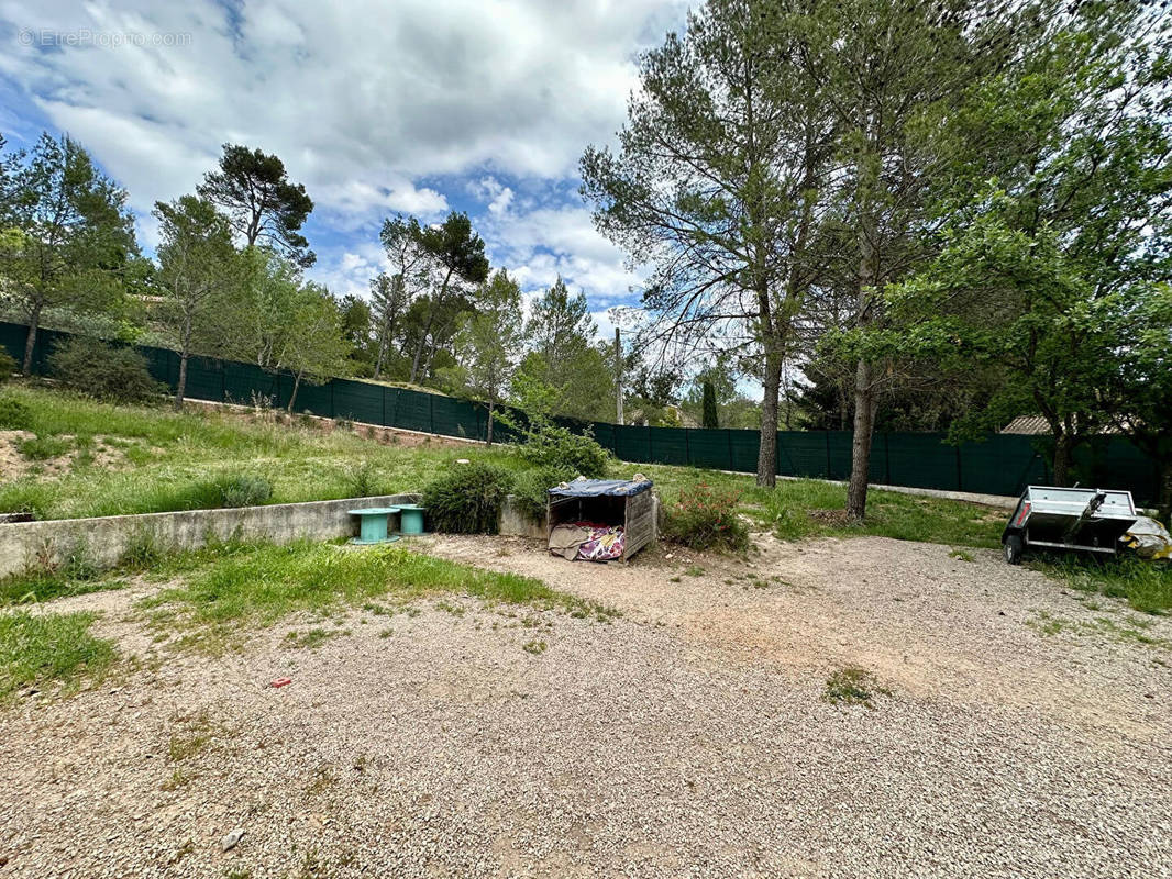 Terrain à SAINT-MAXIMIN-LA-SAINTE-BAUME