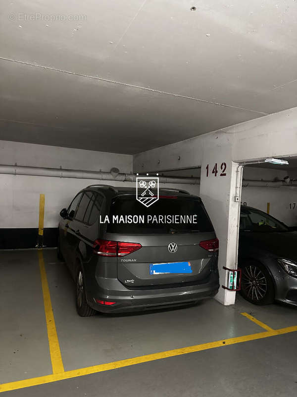 Parking à PARIS-17E