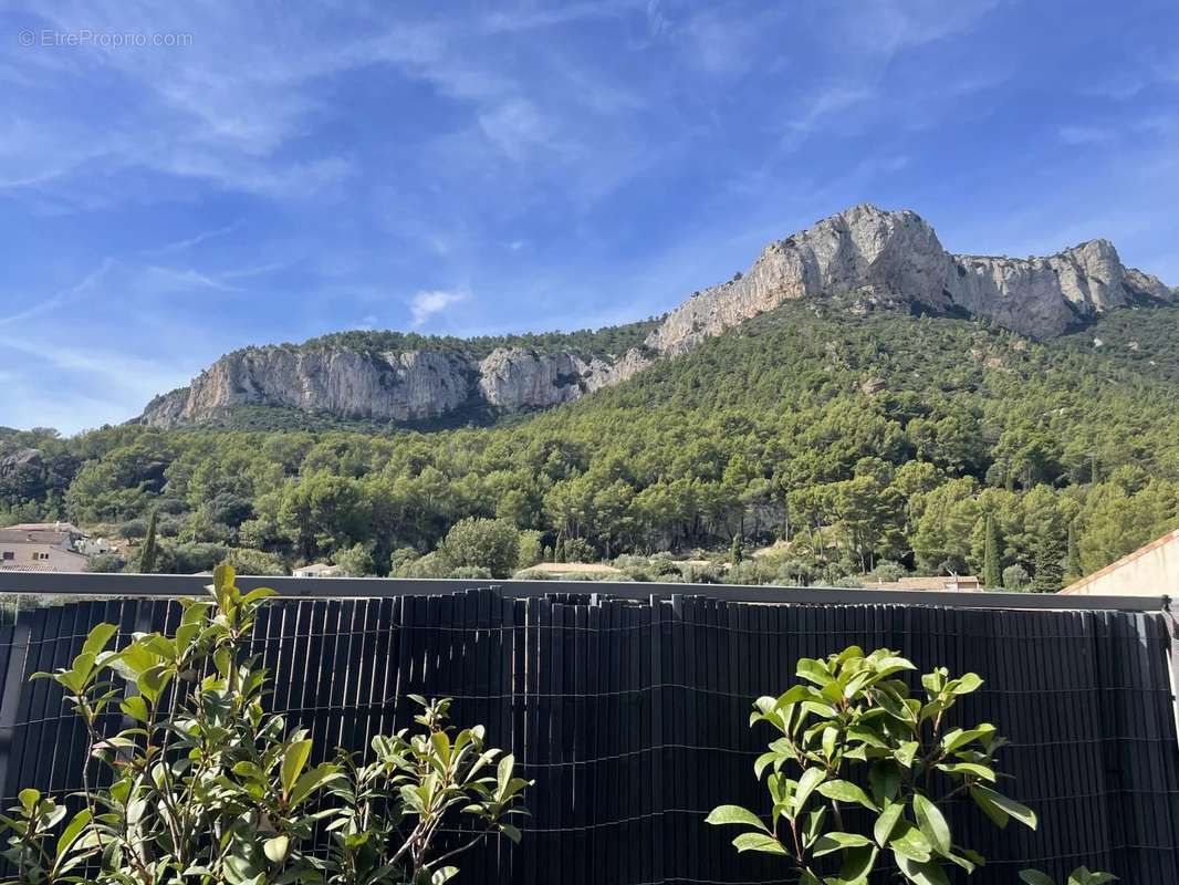 Appartement à LE REVEST-LES-EAUX