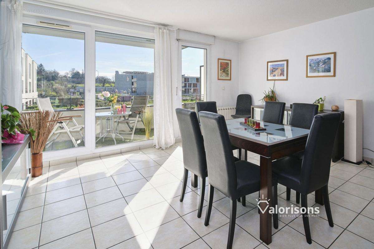 Appartement à MEYZIEU