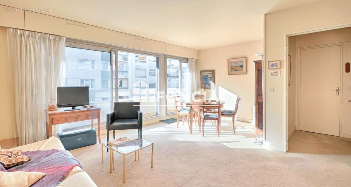 Appartement à PARIS-14E