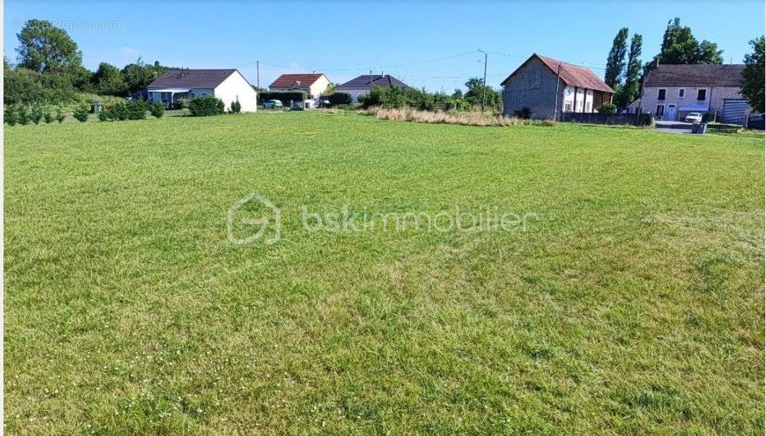 Terrain à LA GUERCHE-SUR-L&#039;AUBOIS