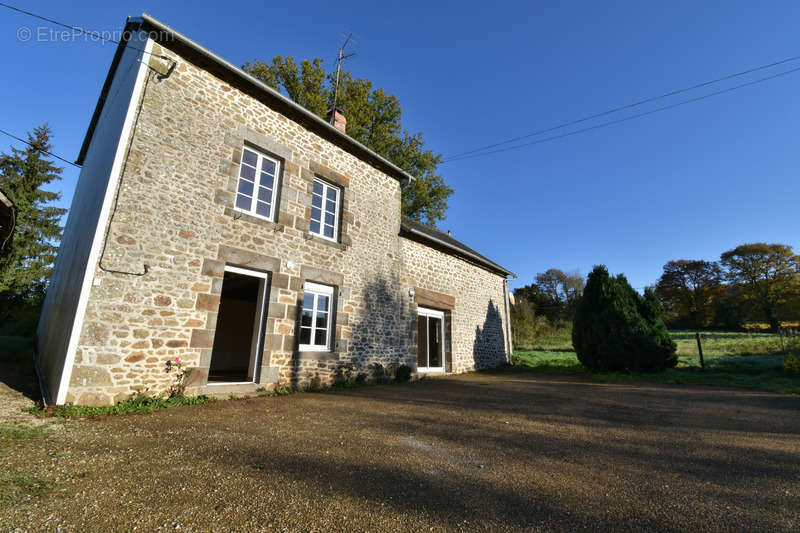 Maison à MONTREUIL-POULAY