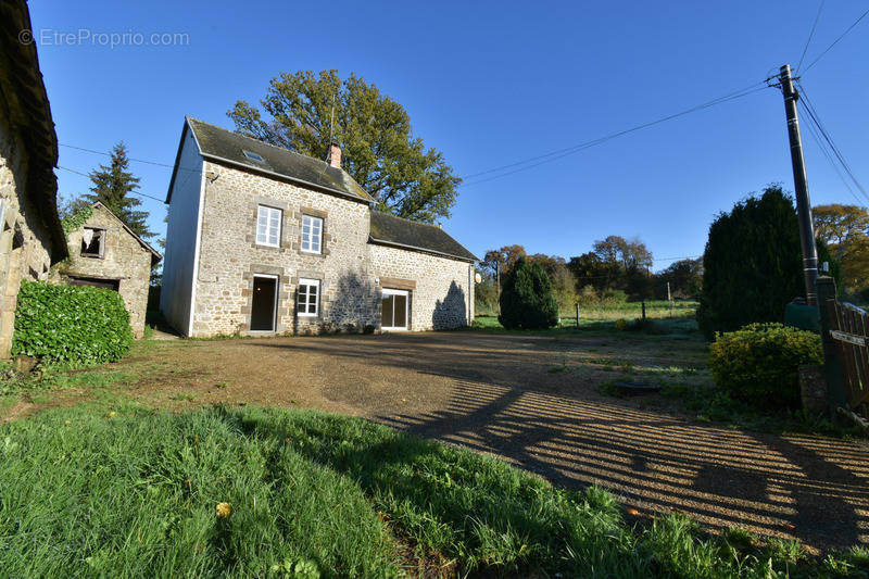 Maison à MONTREUIL-POULAY