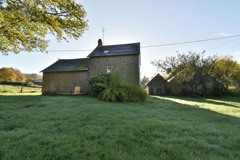 Maison à MONTREUIL-POULAY