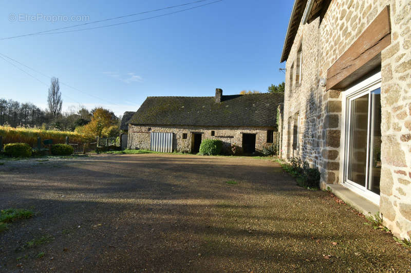 Maison à MONTREUIL-POULAY