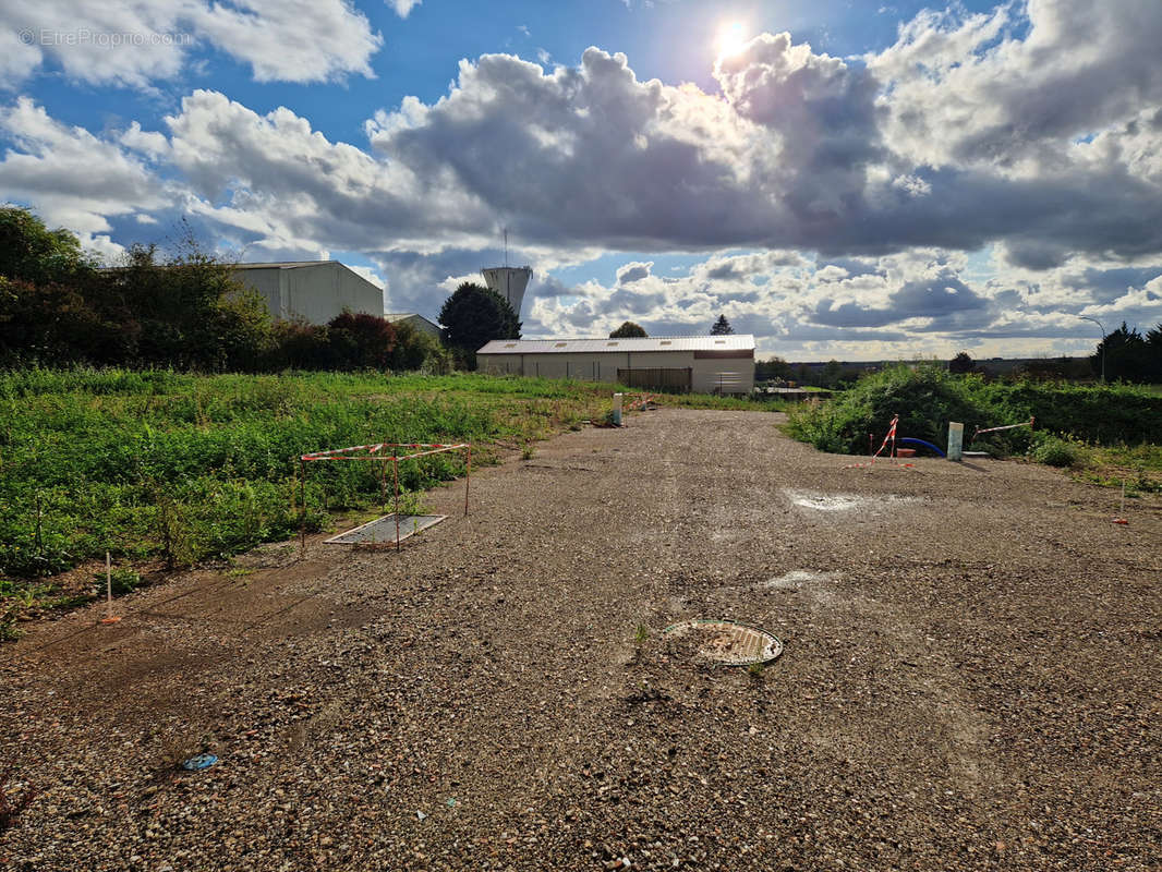 Terrain à MEZIERES-EN-DROUAIS