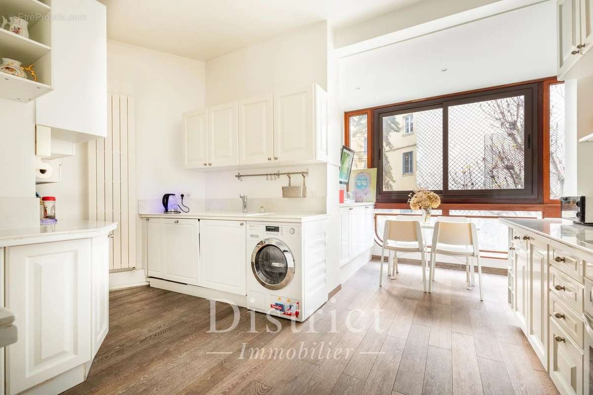 Appartement à PARIS-16E