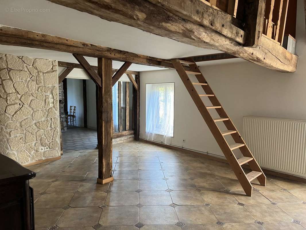 salle avec mezzanine - Maison à LA LANDE-DE-LOUGE